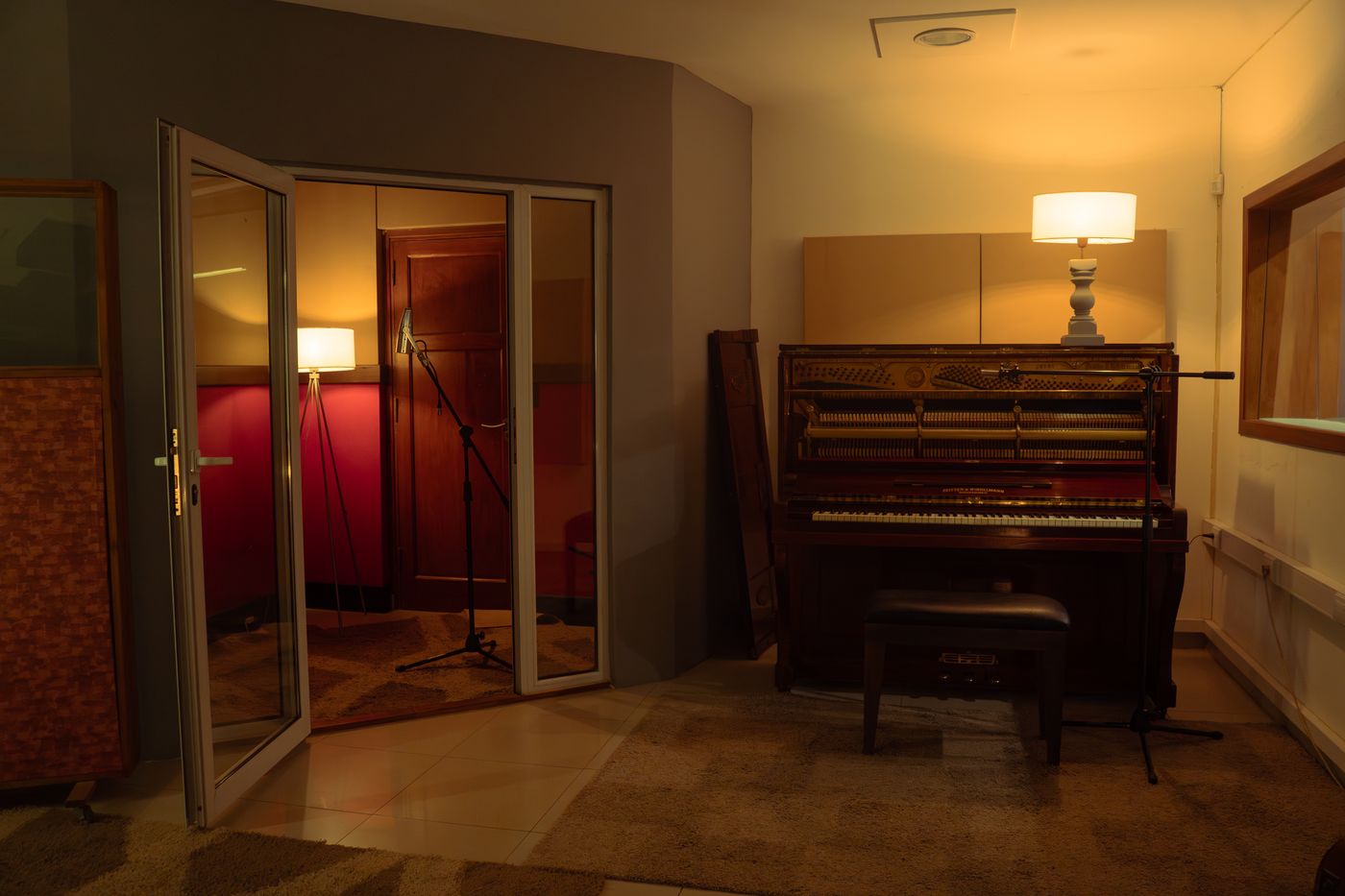 Iso-booth y piano del Estudio A