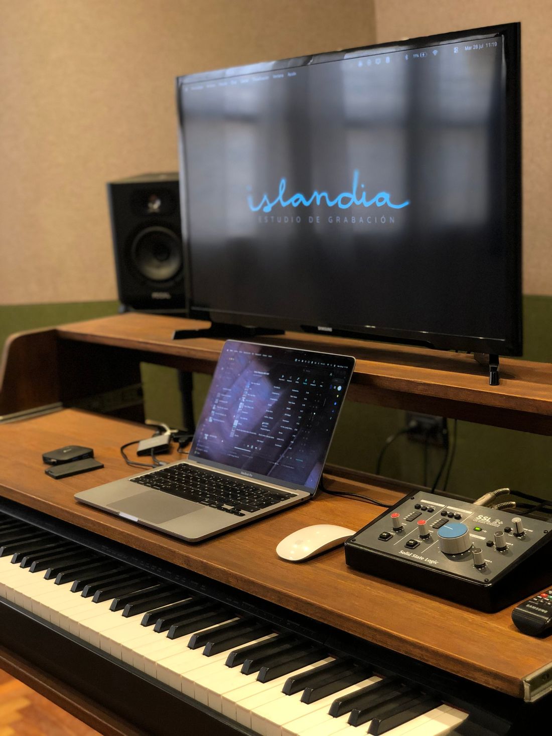Escritorio de producción del Estudio C con interfaz SSL