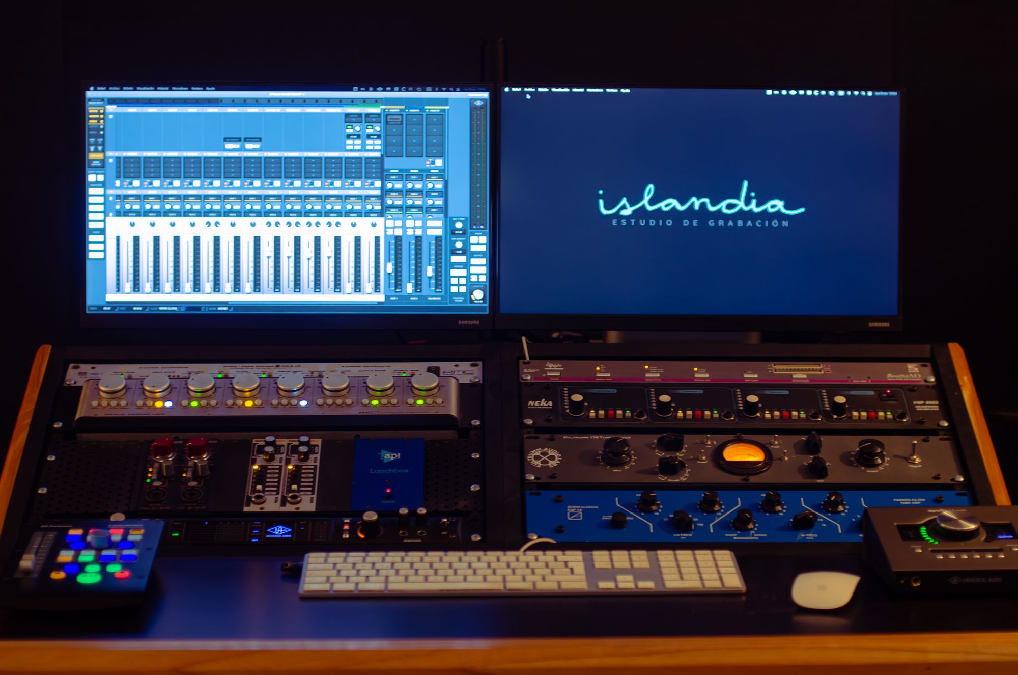 Consola y pantallas del control room de Islandia