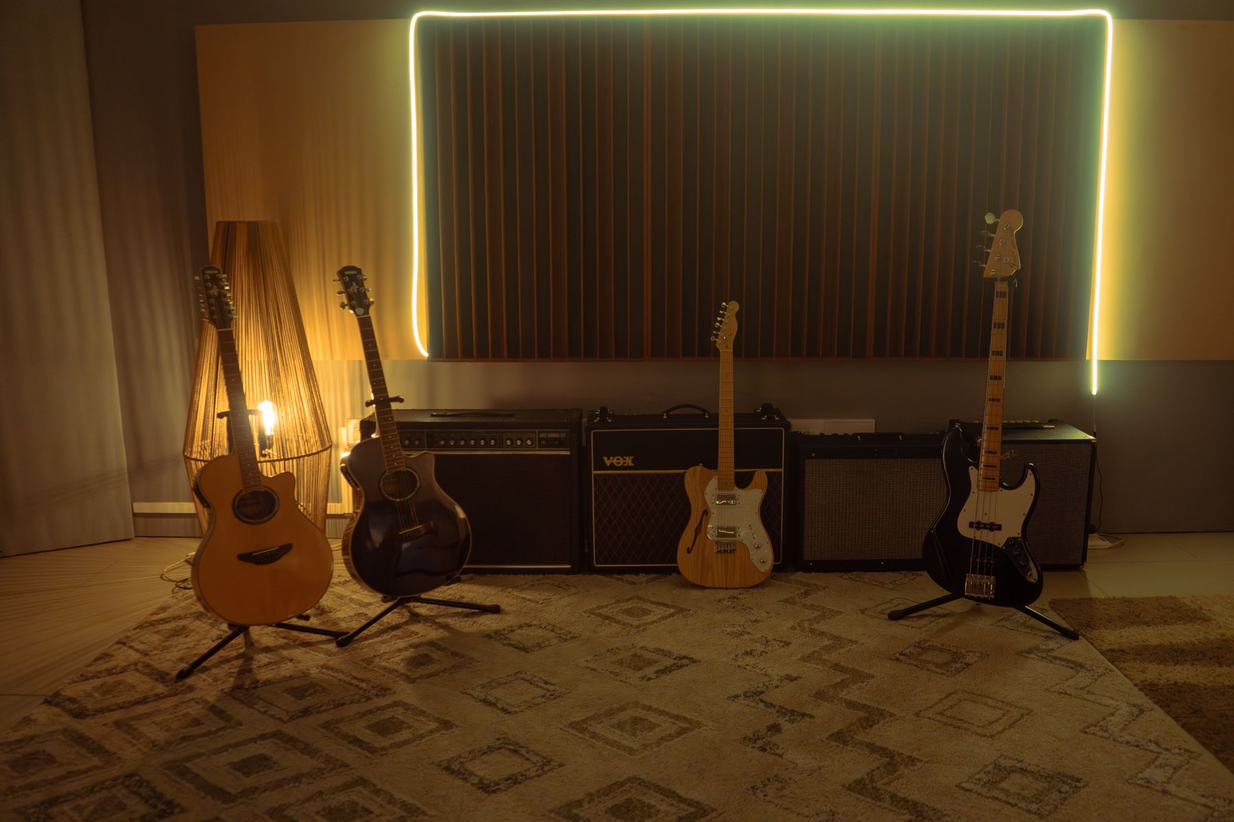 Sala de grabación del Estudio A con guitarras y amplificadores
